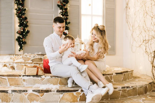 Šťastné Mladé Rodiny Sedí Verandě Domu Ozdoben Vánoce Smát Připravte — Stock fotografie