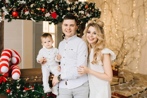 크리스마스 막대의 배경색에 아들과 부모의 크리스마스 초상화 크리스마스 — 스톡 사진