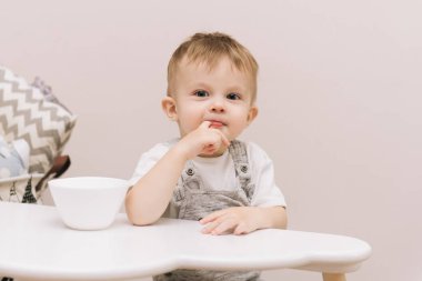 Masada oturan ve çocuk oda parlak renklerde yemek şirin bebek.