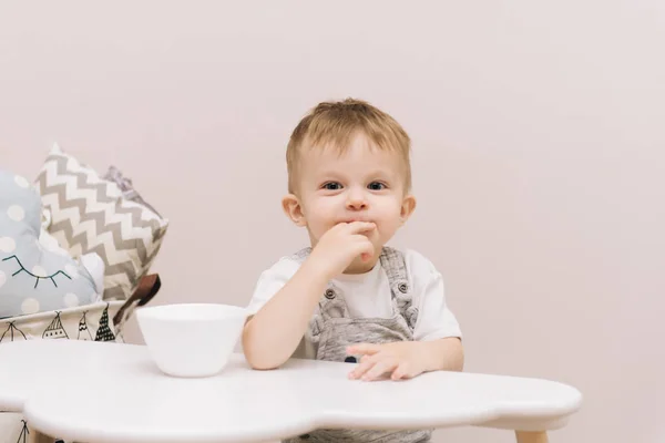 Lindo Bebé Sentado Mesa Comiendo Habitación Los Niños Colores Brillantes — Foto de Stock