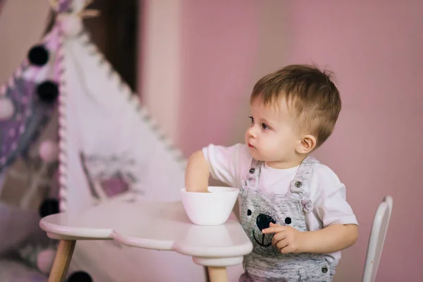 Niedliches Baby Sitzt Tisch Und Isst Kinderzimmer Helle Farben — Stockfoto