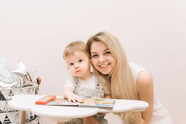 Bambino Carino Seduto Tavola Leggere Libro Con Sua Madre Nei — Foto Stock