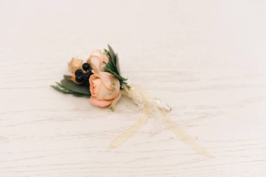 Rustik tarzda bir gül güzel yaka çiçeği beyaz bir arka plan üzerinde kopya alanı yatıyor