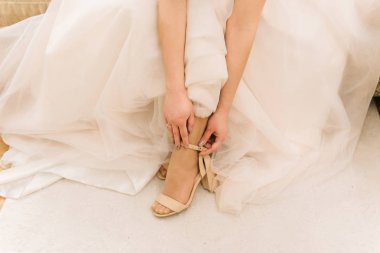 Çekici genç Gelin Ayakkabıları düğün. Sabah gelin 