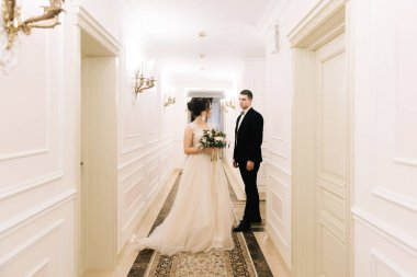 Gelin ve damat bir lüks otelin parlak koridorda ilk toplantısı. Düğün günü