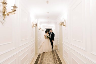 Gelin ve damat bir lüks otelin parlak koridorda ilk toplantısı. Düğün günü