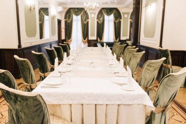 Bir etkinlik ya da düğün resepsiyonu için masa hazır.