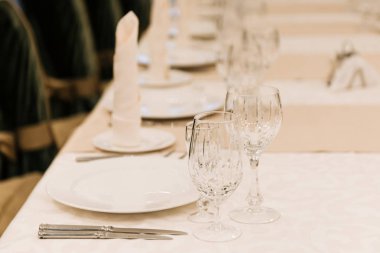 Bir etkinlik ya da düğün resepsiyonu için masa hazır.