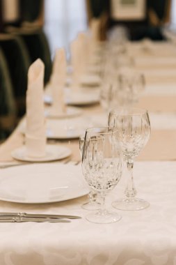 Bir etkinlik ya da düğün resepsiyonu için masa hazır.