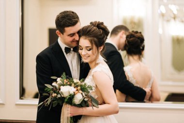 Gelin ve damat bir lüks iç mutlu genç aşıkların portresi. Düğün günü