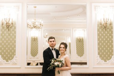 Gelin ve damat bir lüks iç mutlu genç aşıkların portresi. Düğün günü