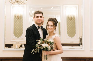 Gelin ve damat bir lüks iç mutlu genç aşıkların portresi. Düğün günü