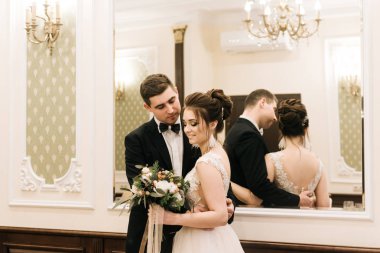 Gelin ve damat bir lüks iç mutlu genç aşıkların portresi. Düğün günü