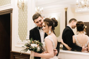 Gelin ve damat bir lüks iç mutlu genç aşıkların portresi. Düğün günü