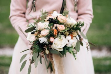 Kış gelinin buket gül, pamuk, Ladin, tüyler, gelinin elinde çiçek kurutulmuş