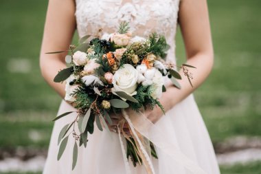 Kış gelinin buket gül, pamuk, Ladin, tüyler, gelinin elinde çiçek kurutulmuş