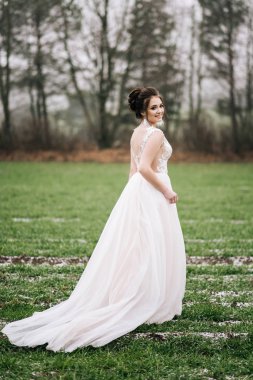 Güzel genç gelin kışın çimlerin üzerinde kal