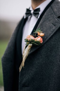 Damadın güzel yaka çiçeği. Bir yaka çiçeği tasarlayın. Düğün günü.