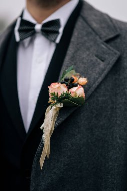 Damadın güzel yaka çiçeği. Bir yaka çiçeği tasarlayın. Düğün günü.