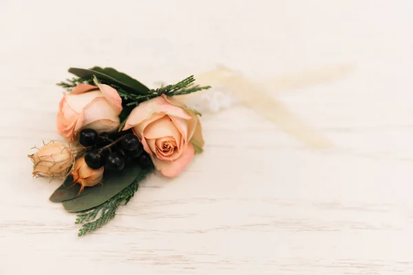 Krásný Boutonniere Růží Rustikálním Stylu Nachází Bílém Pozadí Kopírování Prostor — Stock fotografie