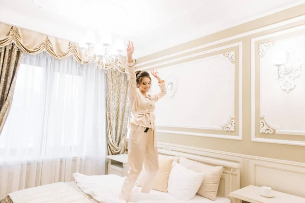 Belle Jeune Fille Pyjama Doré Dans Une Chambre Luxueuse Avec — Photo