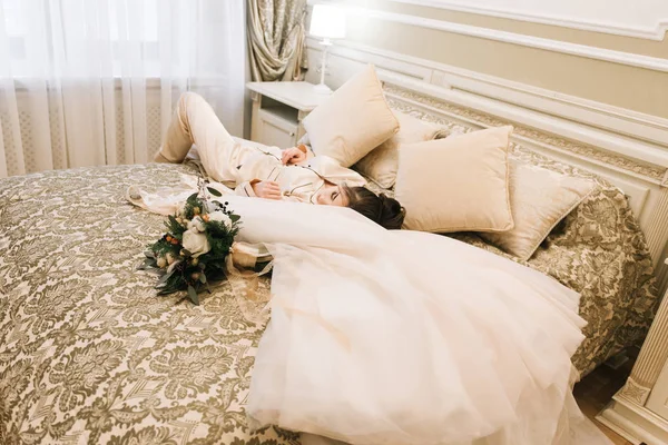 Attractive Young Bride Lies Next Dress Winter Bouquet Morning Bride — 스톡 사진