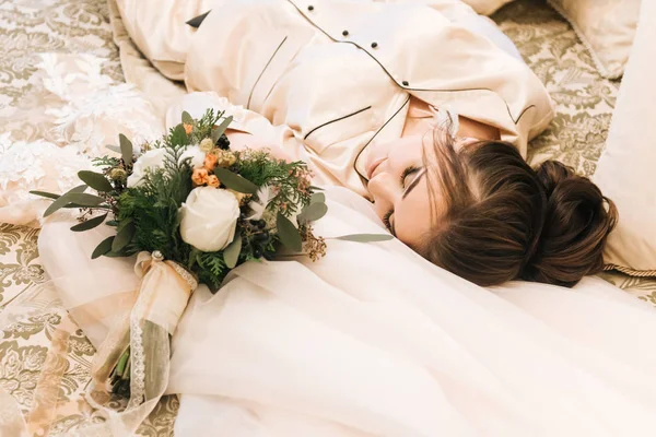 Attractive Young Bride Lies Next Dress Winter Bouquet Morning Bride — 스톡 사진