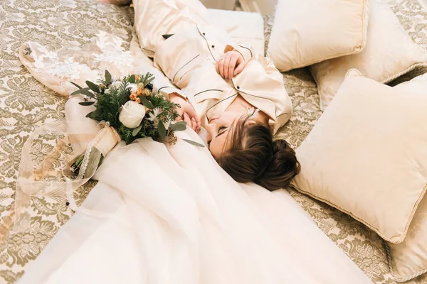 Attractive Young Bride Lies Next Dress Winter Bouquet Morning Bride — 스톡 사진