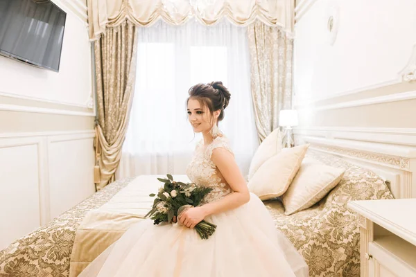 一个带着冬季花束的年轻貌美的新娘的画像 早上的新娘在一家豪华酒店 — 图库照片