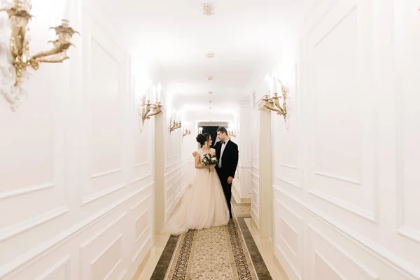 První Setkání Nevěsty Ženicha Světlé Chodbě Luxusní Hotel Svatební Den — Stock fotografie