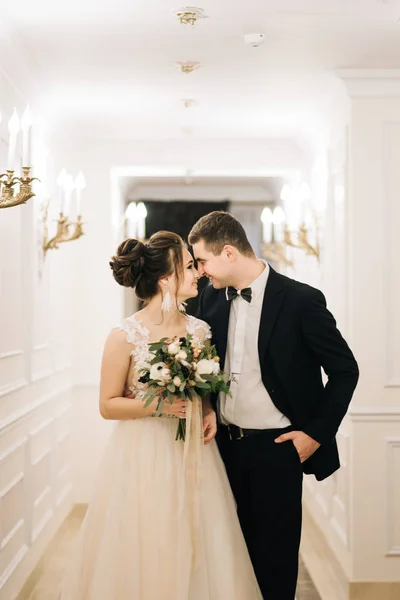 Felices Novios Jóvenes Cariñosos Caminan Por Pasillo Hotel Lujo Día —  Fotos de Stock