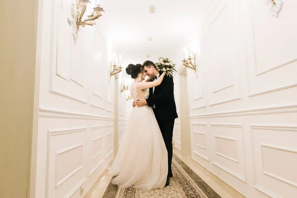 高級ホテルの明るい廊下で新郎新婦の最初の会議 結婚式の日 — ストック写真