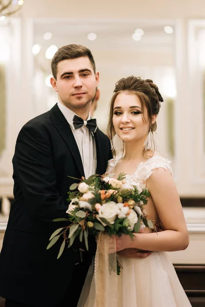 豪華なインテリアで新郎新婦の幸せな若い恋人たちの肖像画 結婚式の日 — ストック写真