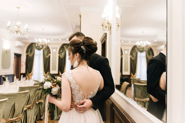 Retrato Jóvenes Amantes Felices Novia Novio Interior Lujoso Día Boda —  Fotos de Stock