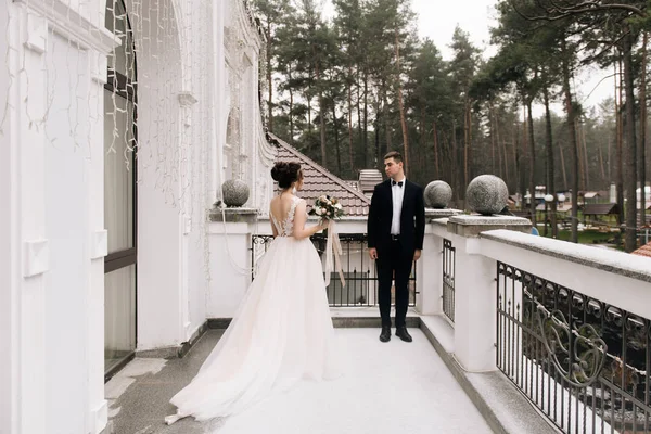 Primeiro Encontro Noiva Noivo Varanda Hotel Luxo Dia Casamento — Fotografia de Stock