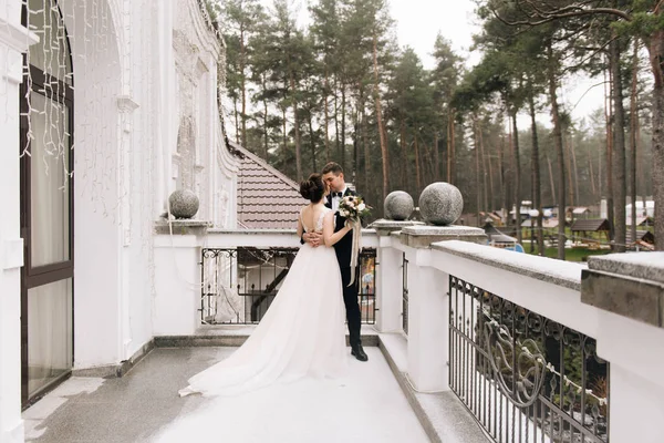 Portrait Jeunes Amoureux Heureux Mariée Marié Sur Balcon Bel Hôtel — Photo