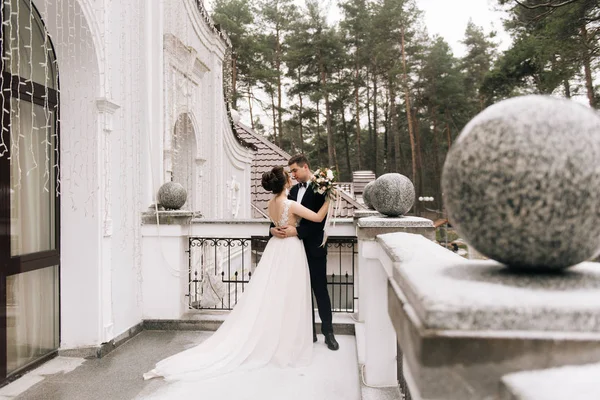 신부와 신랑의 호텔의 발코니에서의 초상화 결혼식 — 스톡 사진
