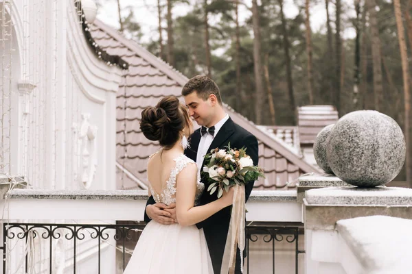 Porträt Glücklicher Junger Liebhaber Des Brautpaares Auf Dem Balkon Eines — Stockfoto