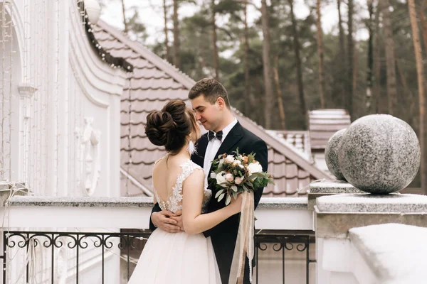 Portrét Radost Mladých Milenců Nevěsty Ženicha Balkóně Krásný Hotel Svatební — Stock fotografie