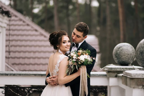 Boldog Fiatal Szerelmesek Menyasszony Vőlegény Erkélyen Gyönyörű Hotel Portréja Esküvő — Stock Fotó