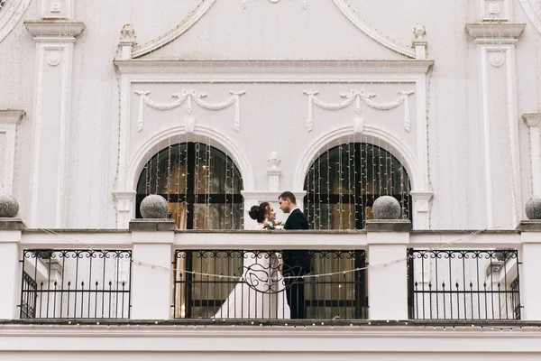 Boldog Fiatal Szerelmesek Menyasszony Vőlegény Erkélyen Gyönyörű Hotel Portréja Esküvő — Stock Fotó