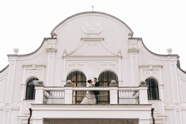 Retrato Jovens Amantes Felizes Noiva Noivo Varanda Belo Hotel Dia — Fotografia de Stock