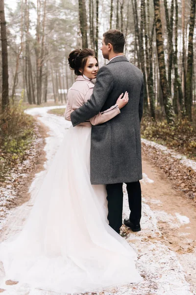 Retrato Jovens Amantes Felizes Noiva Noivo Beco Floresta Dia Casamento — Fotografia de Stock