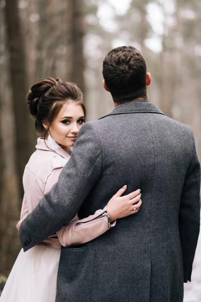 Portret Van Gelukkige Jonge Liefhebbers Van Bruid Bruidegom Het Bos — Stockfoto