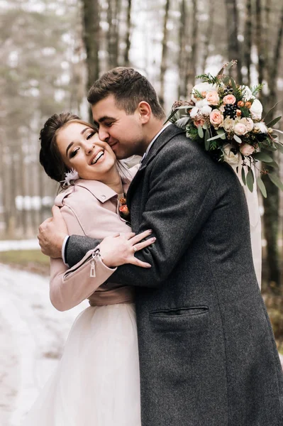 年轻快乐的爱情新婚夫妇的画像 新郎在森林小巷里亲吻新娘 婚礼日 — 图库照片