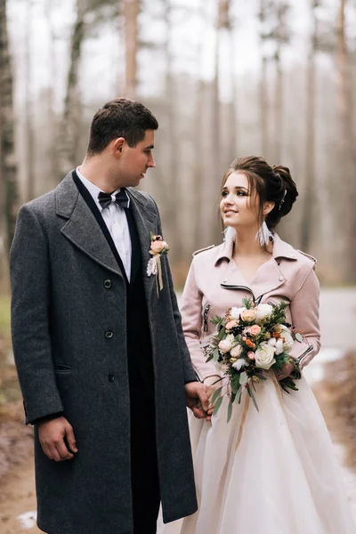 幸福的年轻恋人的肖像新娘和新郎在森林小巷 婚礼当天 — 图库照片
