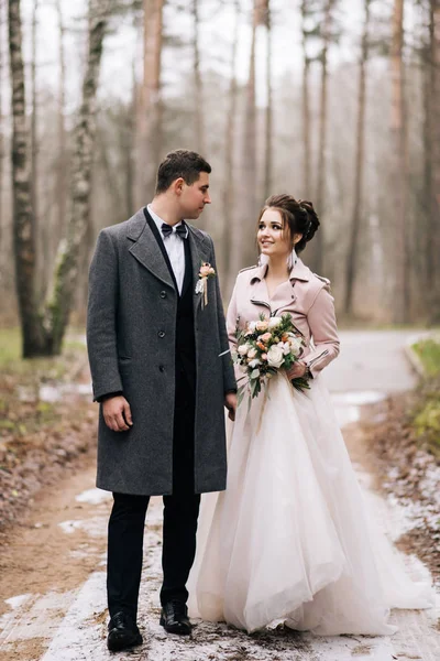Gelin ve damat orman sokakta mutlu genç aşıkların portresi. Düğün günü