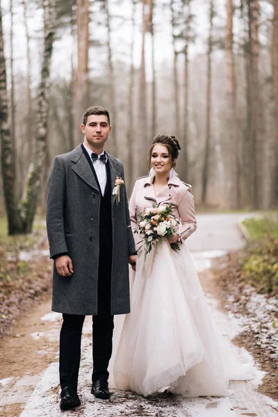 森の路地で新郎新婦の幸せな若い恋人たちの肖像画 結婚式の日 — ストック写真