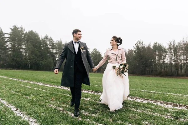 Retrato Jovens Felizes Amando Recém Casados Noiva Noivo Correm Pelo — Fotografia de Stock