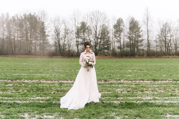 Belo Retrato Noiva Vestido Elegante Com Buquê Inverno Rosas Algodão — Fotografia de Stock